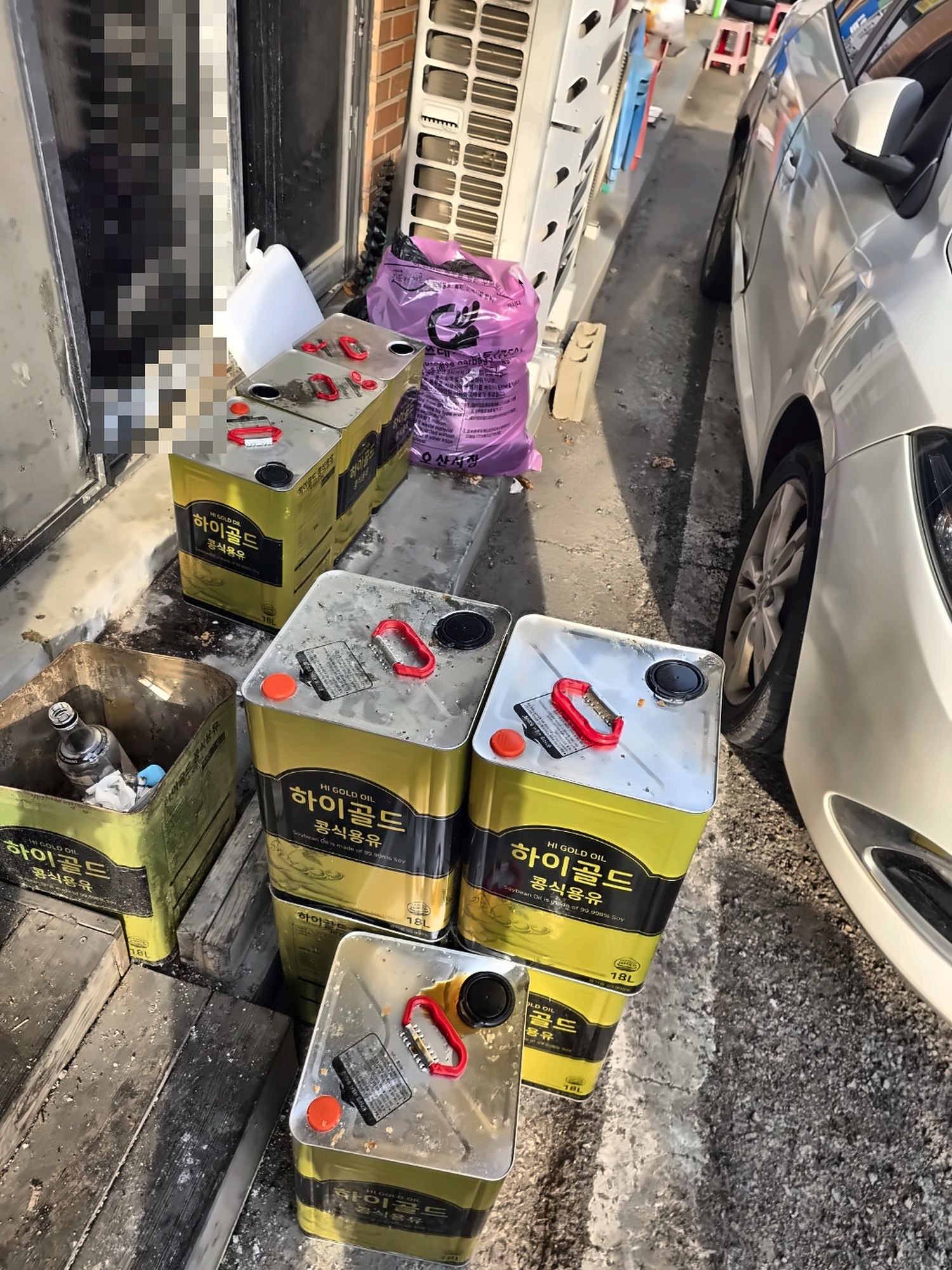 음식점 출입구 앞에 모아 둔 폐식용유 18L 통