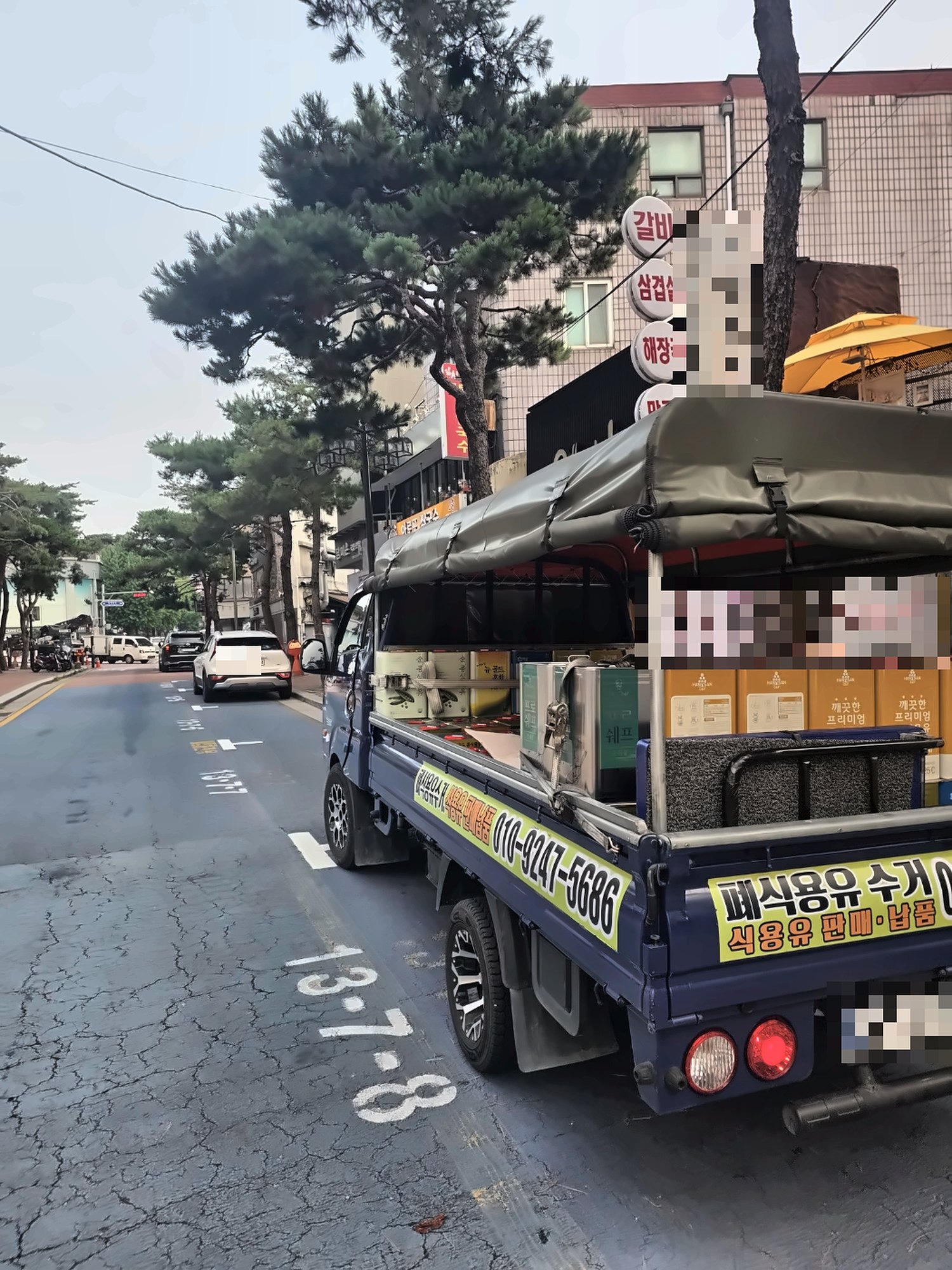 식당가 골목에 정차한 수호푸드상회 폐식용유 수거·식용유 납품 차량