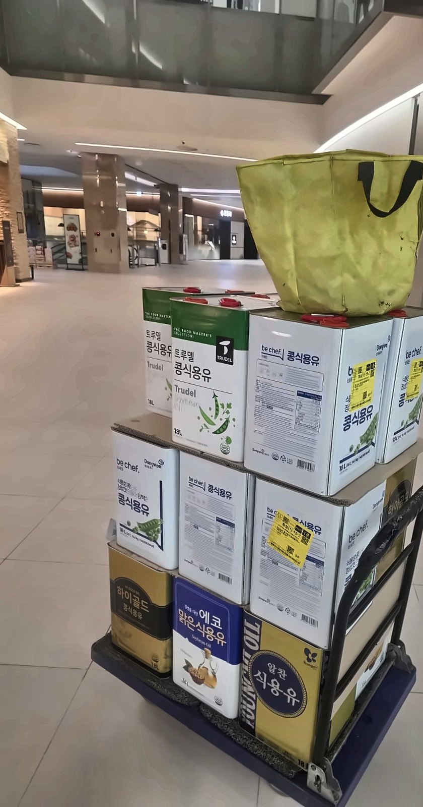 영업 시작 전 쇼핑몰 통로로 옮기는 납품 물량