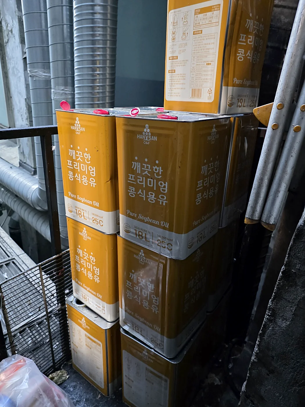 종로1가 음식점의 좁은 후면 공간에 쌓아 보관 중인 18L 폐식용유 용기