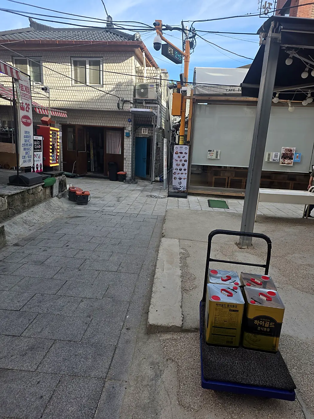 종로3가 골목 음식점에서 수거한 18L 폐식용유 용기
